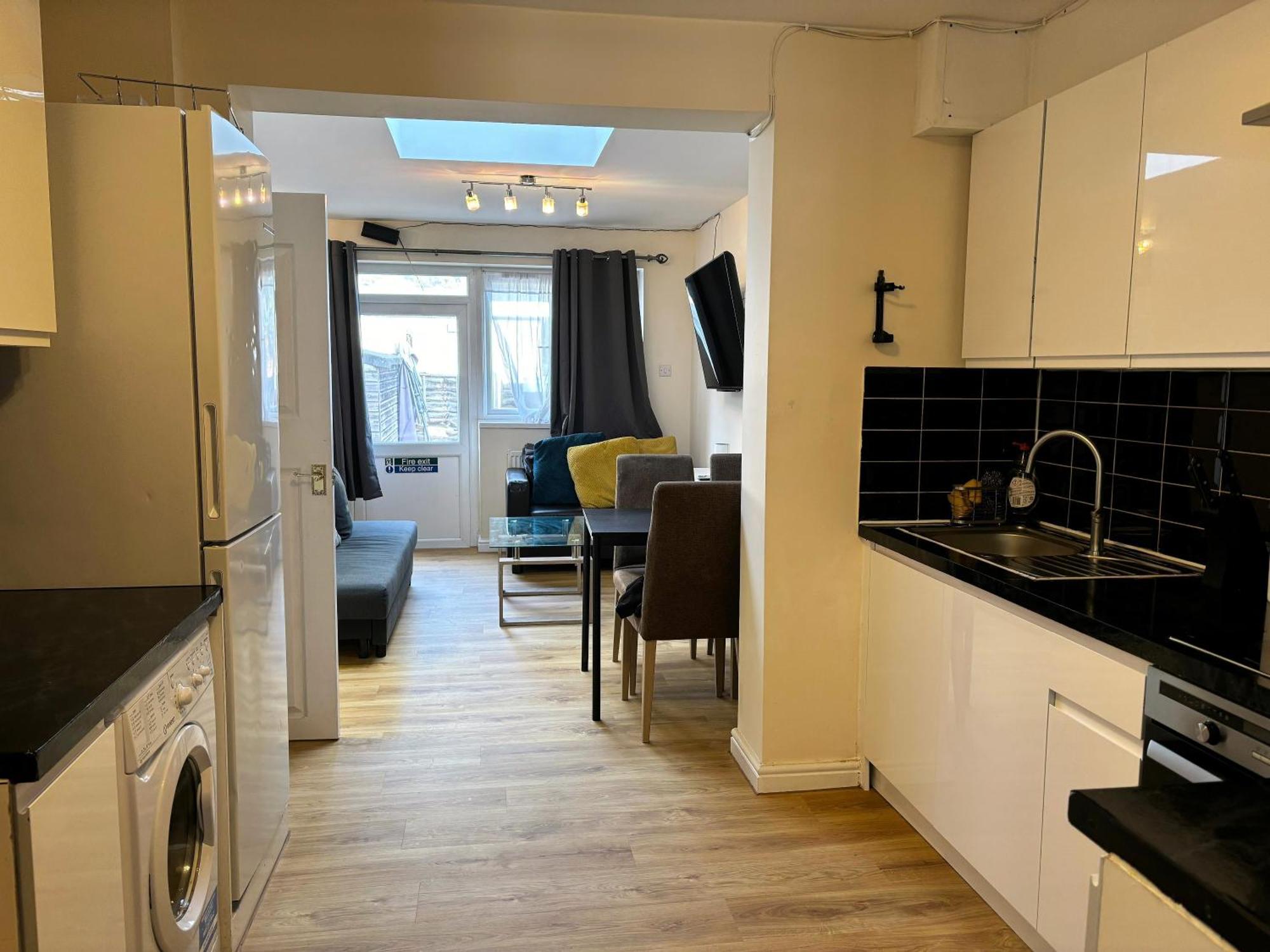 London Deluxe 6 Bedroom House ดาเกนแนม ภายนอก รูปภาพ