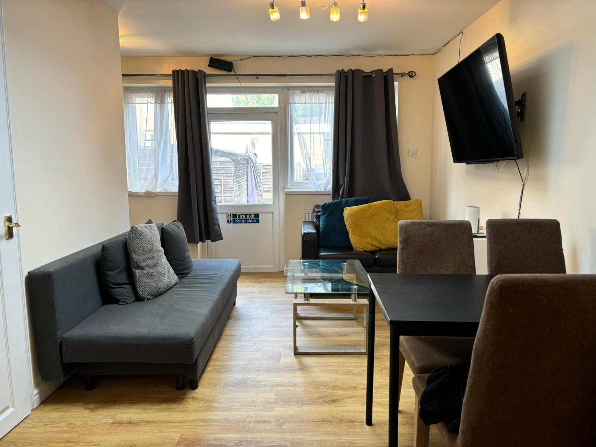 London Deluxe 6 Bedroom House ดาเกนแนม ภายนอก รูปภาพ